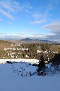 - une vue sur une station de ski dans la neige dans l'établissement Bungalov Jozef, à Liptovská Teplička