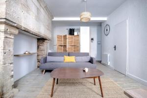 een woonkamer met een bank en een salontafel bij Wisdom at heart in Périgueux