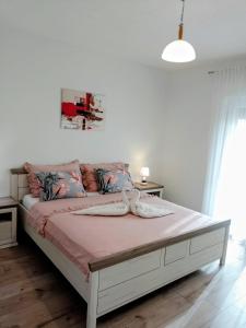 En eller flere senge i et værelse på Apartman Josy with gorgeous garden + 19 billeder