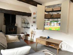 een woonkamer met een bank en een tafel bij Casa d'amunt in Prats-de-Mollo-la-Preste