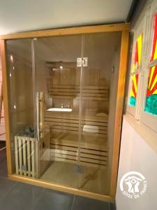 een glazen douche in de badkamer met een glas-in-loodraam bij Casa d'amunt in Prats-de-Mollo-la-Preste +33 foto's