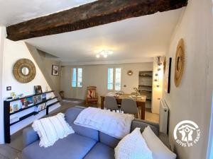 een woonkamer met een blauwe bank en een eetkamer bij Casa d'amunt in Prats-de-Mollo-la-Preste