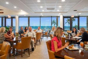 een groep mensen die aan tafels in een restaurant zitten bij Sundial Beach Resort & Spa in Sanibel