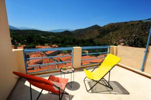 Cảnh núi rừng hoặc tầm nhìn ra núi từ nhà nghỉ dưỡng