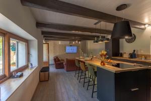 een keuken en woonkamer met een groot eiland in een huis bij Le ruisseau du bejean in Sainte-Gemme