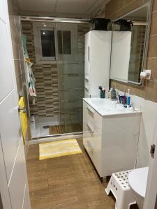 een badkamer met een douche en een wastafel bij ideal apartamento a pie de playa in Torremolinos