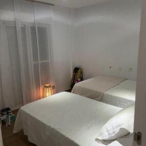 een witte slaapkamer met 2 bedden en een lamp bij ideal apartamento a pie de playa in Torremolinos