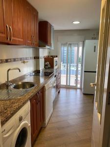 een keuken met een wastafel en een vaatwasser bij ideal apartamento a pie de playa in Torremolinos