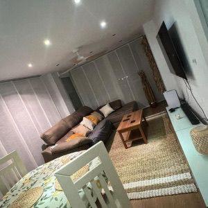 een woonkamer met een bank en een tafel bij ideal apartamento a pie de playa in Torremolinos