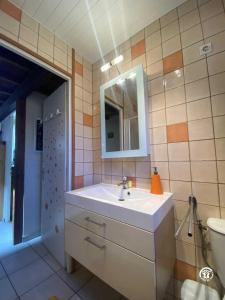 een badkamer met een wastafel en een spiegel bij Le moulin in Sahorre