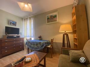 een woonkamer met een bank en een tafel bij Le moulin in Sahorre