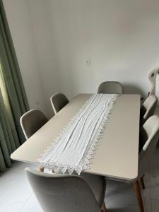 een witte tafel met stoelen in een kamer bij Ap completo in Balneário Camboriú