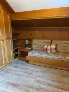 een slaapkamer met een bed met een kussen erop bij Apartment Kranzberg in Mittenwald