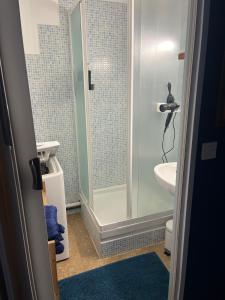 Koupelna v ubytování Quiet, cozy and central Beach Apartment with Pool &Terrasse