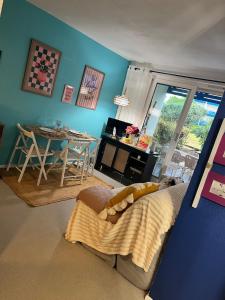 Postel nebo postele na pokoji v ubytování Quiet, cozy and central Beach Apartment with Pool &Terrasse