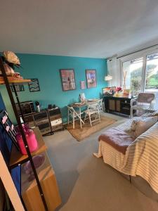 Posezení v ubytování Quiet, cozy and central Beach Apartment with Pool &Terrasse