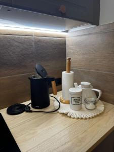een aanrecht met een koffiezetapparaat en andere items erop bij Dům mezi loukami in Sněžné