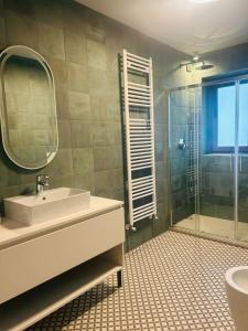 een badkamer met een wastafel en een douche bij Central Guest in Sauze dʼOulx