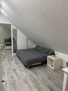 een slaapkamer met een bed op zolder bij Casa da Peppe Schöne Auszeit im Schwarzwald in Calw +30 foto's