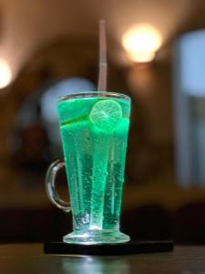 a green drink with a slice of lime in it at Relax Beach Camp in Nuweiba‘ el Muzeinah