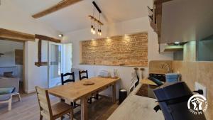 a kitchen and dining room with a wooden table at Le chinchilla in Gaillac
