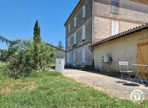 an old building with a chair in front of it at Le chinchilla in Gaillac +17 photos