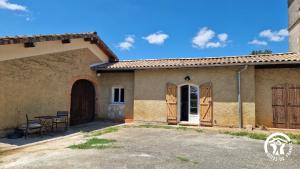 a house with a patio in front of it at Le chinchilla in Gaillac