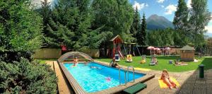 Bazén v ubytování Hotel Alpina nebo v jeho okolí