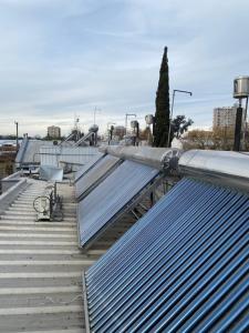 een rij zonnepanelen bovenop een dak bij Hotel Stella in Talca