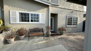 un banc assis devant une maison dans l'établissement Welcoming & Spacious 2-Bedroom Guest Suite in Torrance 20 Minutes from LAX, à Torrance