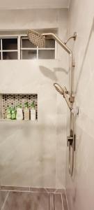 une salle de bain avec une douche avec pommeau de douche dans l'établissement Welcoming & Spacious 2-Bedroom Guest Suite in Torrance 20 Minutes from LAX, à Torrance 15 autres photos