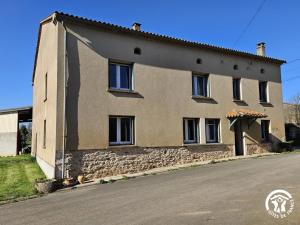 a large brick house on the side of a road at Trivalou in Fauch
