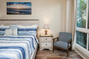 En eller flere senge i et værelse på Oceanside Beach Condos + 32 billeder