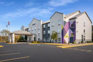 una rappresentazione di un hotel con parcheggio di Spark by Hilton a La Grange