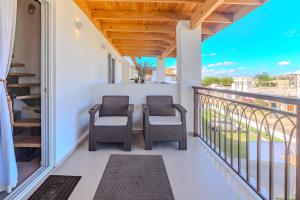 En balkon eller terrasse på Loft Moderno a Pasos de la Playa con Piscina by Caribbean Paradise Rentals