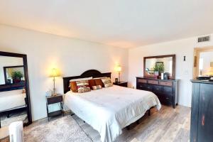 een slaapkamer met een groot bed en 2 spiegels bij Daytona Atlantico 32 in Ortona +24 foto's