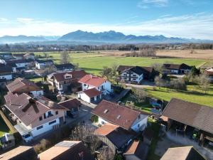 een luchtzicht op een dorp met huizen bij Feriennest Chiemseeglück in Übersee