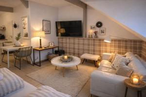 ein Wohnzimmer mit Sofa und Tisch in der Unterkunft Weberhof-Münster 2 in Münster