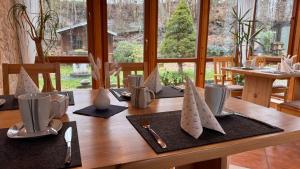 un tavolo di legno con tovaglioli e utensili sopra di Haus am Heubach a Bad Staffelstein