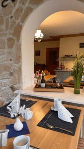 una sala da pranzo con un tavolo e un muro di pietra di Haus am Heubach a Bad Staffelstein