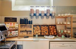 un bancone del forno con prodotti da forno e altri prodotti alimentari di Gspot Hostels & Love Triangles Pizzeria a Lisbona