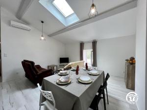 une salle à manger avec une table et des chaises dans l'établissement Sous les toits, à Canet d'Aude