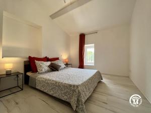 une chambre avec un lit et une fenêtre dans l'établissement Sous les toits, à Canet d'Aude 13 autres photos