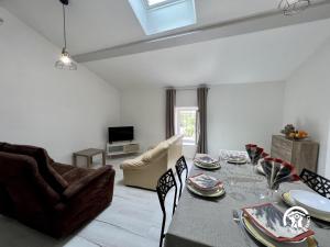 un salon avec une table et un canapé dans l'établissement Sous les toits, à Canet d'Aude