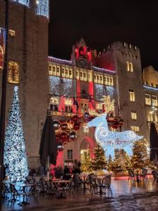 un grand bâtiment avec des lumières de Noël en face dans l'établissement Sous les toits, à Canet d'Aude