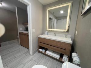 a bathroom with a sink and a mirror at Grewal Hotel in Modesto