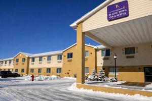a building with a sign for a hotel at Blaine Town Inn & Suites in Blaine