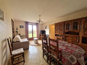 a bedroom with a bed and a couch in a room at Spacieux logement calme avec jardin privé - Parking inclus, animaux acceptés - FR-1-432-8 in Annecy