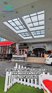 un centro commerciale con un cartello davanti a un edificio di Villa Bening Geulis - Private Pool - Meja Billiard a Cikundul