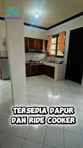 vista su una cucina con di Villa Bening Geulis - Private Pool - Meja Billiard a Cikundul